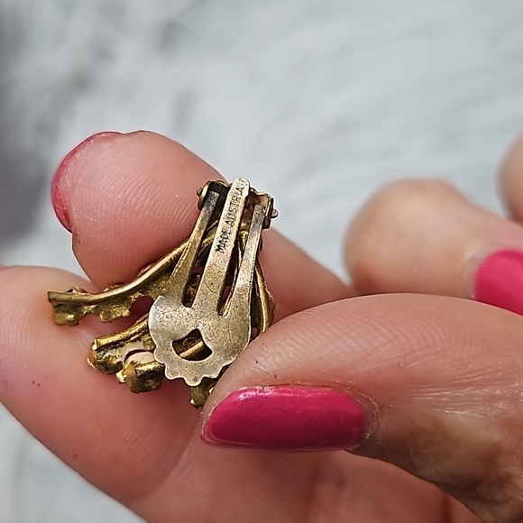Vintage 1940s made in Austria ruby red crystal earrings. - Picture 6 of 8